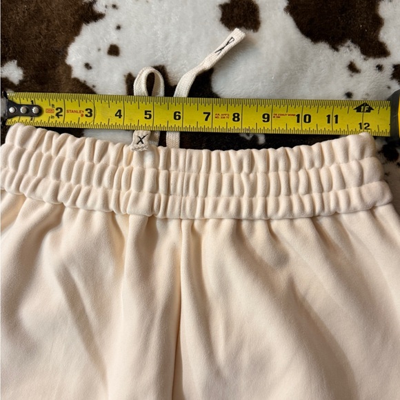 Alo Yoga Accolade Joggers Cream Neutral Fleece Sweatpants NWOT - Picture 6 of 8